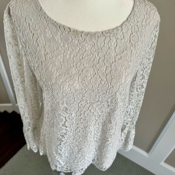 Adrienne Vittadini light grey, lace top with bell sleeves. - Picture 3 of 6